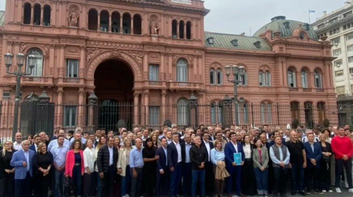 Intendentes de todo el país marcharon al Ministerio de Economía contra la caída de recursos