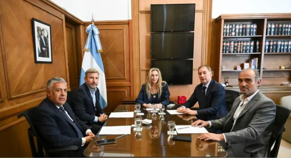 Javier Milei refuerza sintonía con gobernadores aliados y los intendentes pasan al frente en la oposición