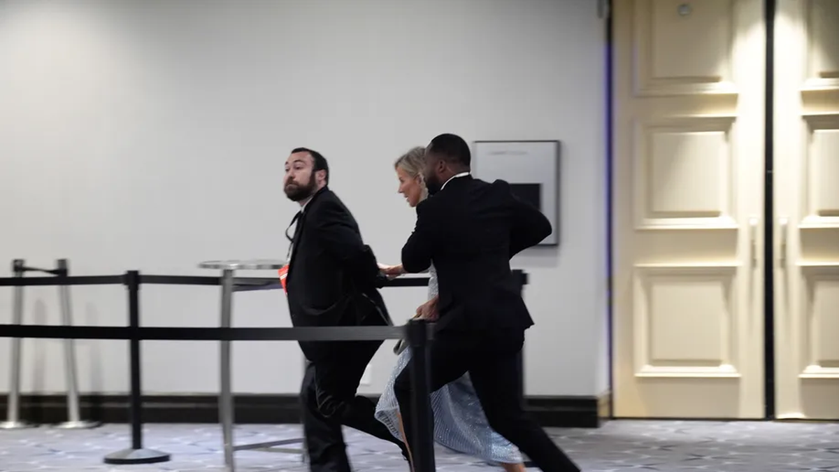 Evacuaron a Trump en Washington tras un tiroteo en una gala