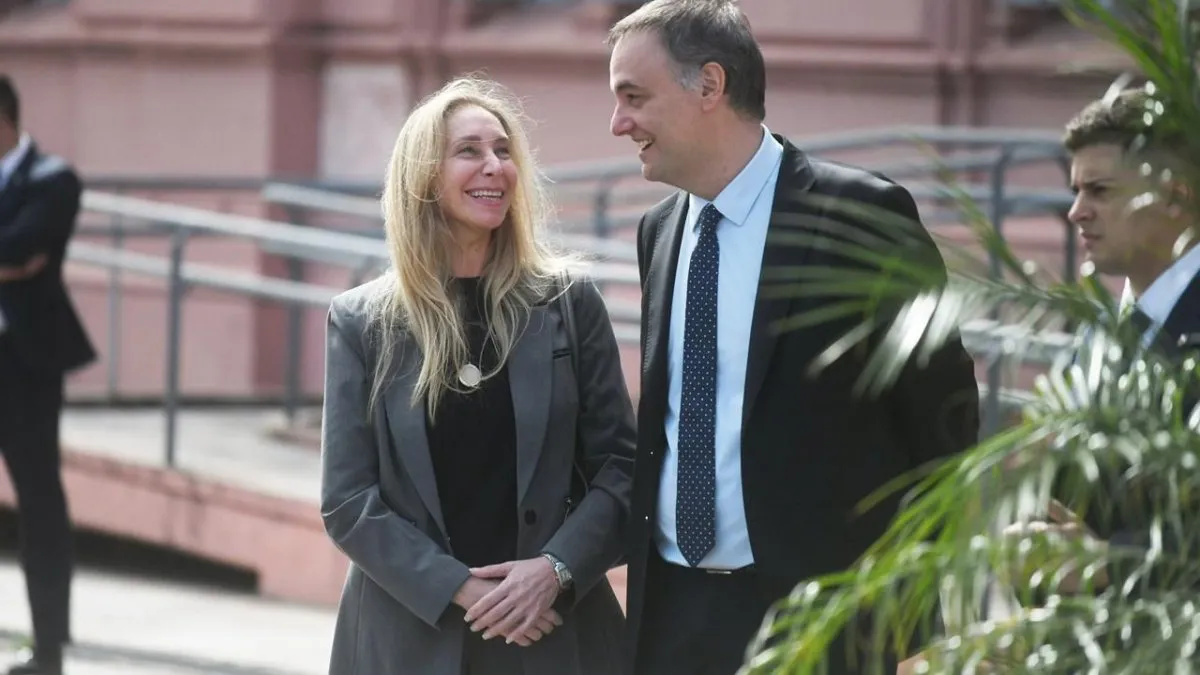 Adorni sigue en su cargo por la interna entre Karina Milei y Caputo